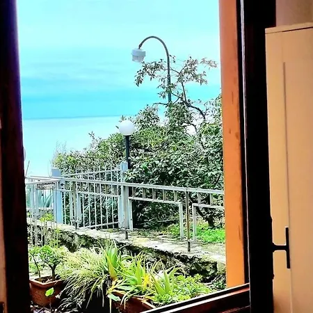 Casa Con Giardino: Holiday home Varazze